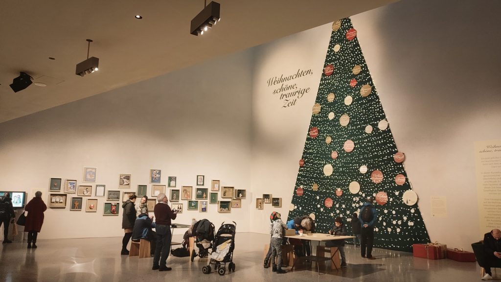 Das Atrium des vorarlberg museum mit der Ausstellung "Weihnachten, schöne, traurige Zeit"