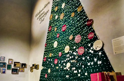 Der große Baum zur Ausstellung "Weihnachten - schöne, traurige Zeit" im vorarlberg museum