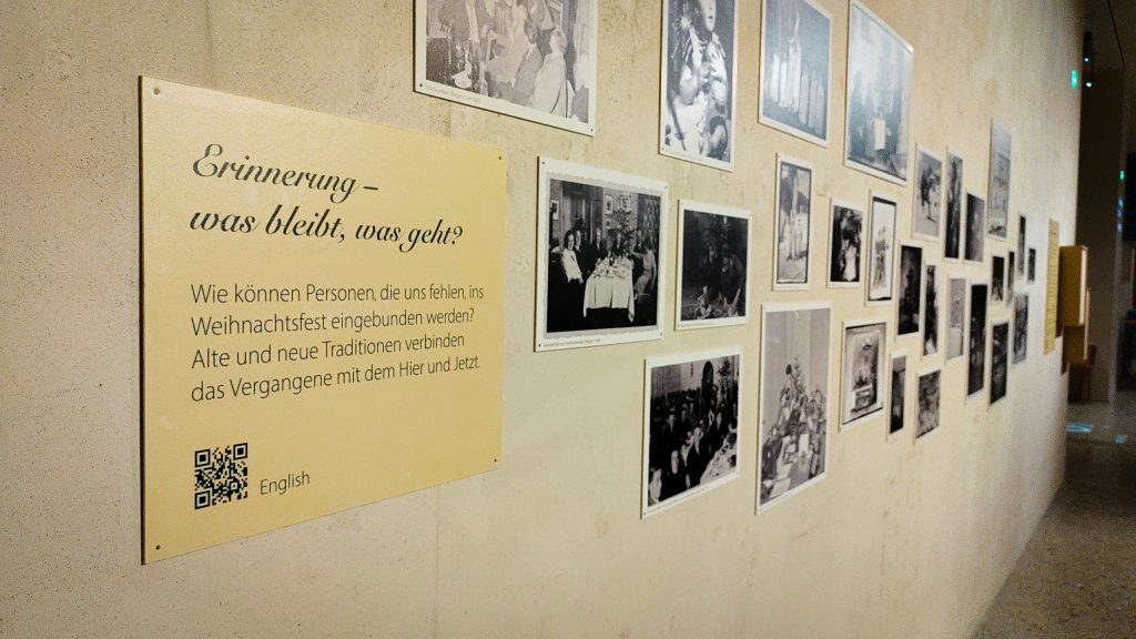 Ein Foto der Wand der Erinnerungen mit Erklärungstafel