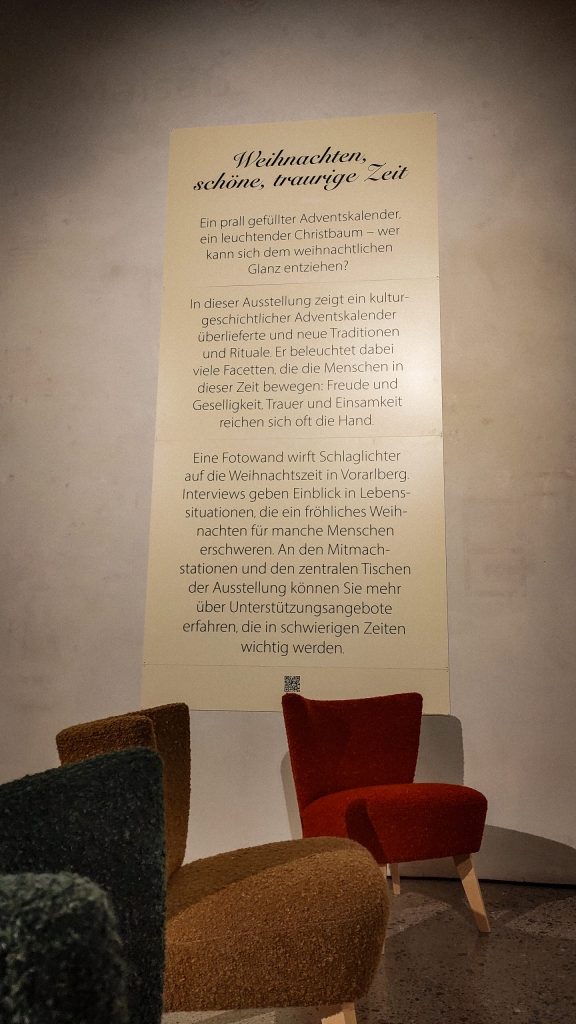 Dieses Foto zeigt eine gemütliche Ecke des vorarlberg museum, das die Besucher zum Verweilen, Nachdenken und Besinnen einlädt