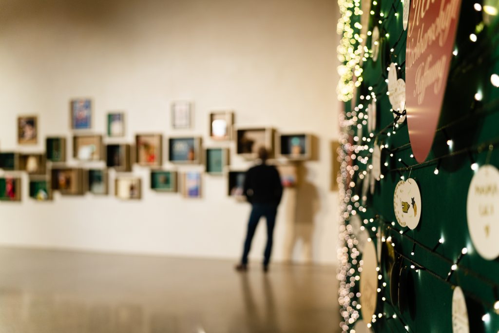 Ein Foto des Baumes mit dem Weihnachtskalender im Hintergrund