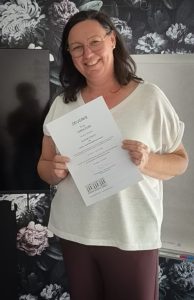 Andrea mit Zeugnis
